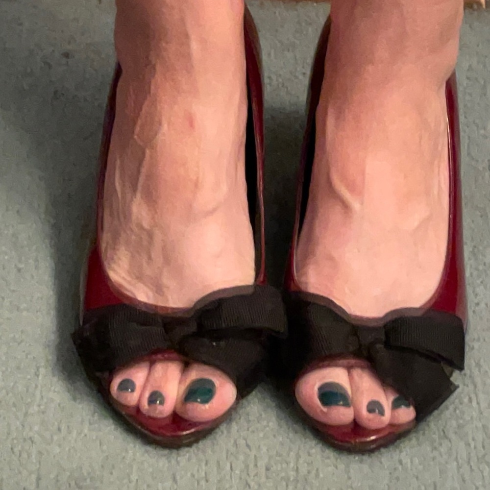 Liz Claiborne Burgandy w/ Black Bow Heels.